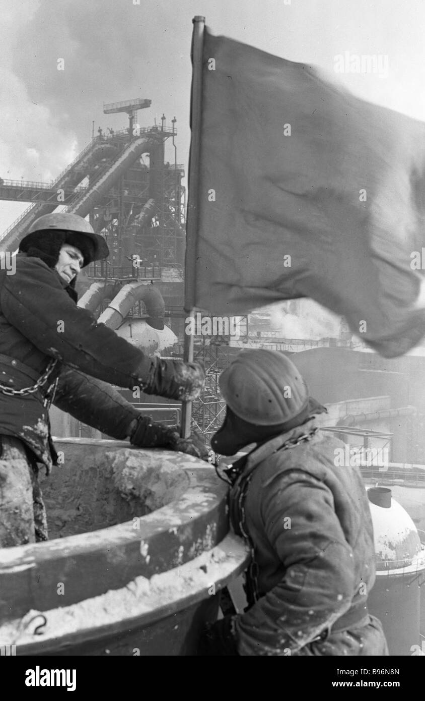 Lavoratori paranco a bandiera in altoforno di Karaganda metallurgico di mietitrebbia in Temirtau Foto Stock
