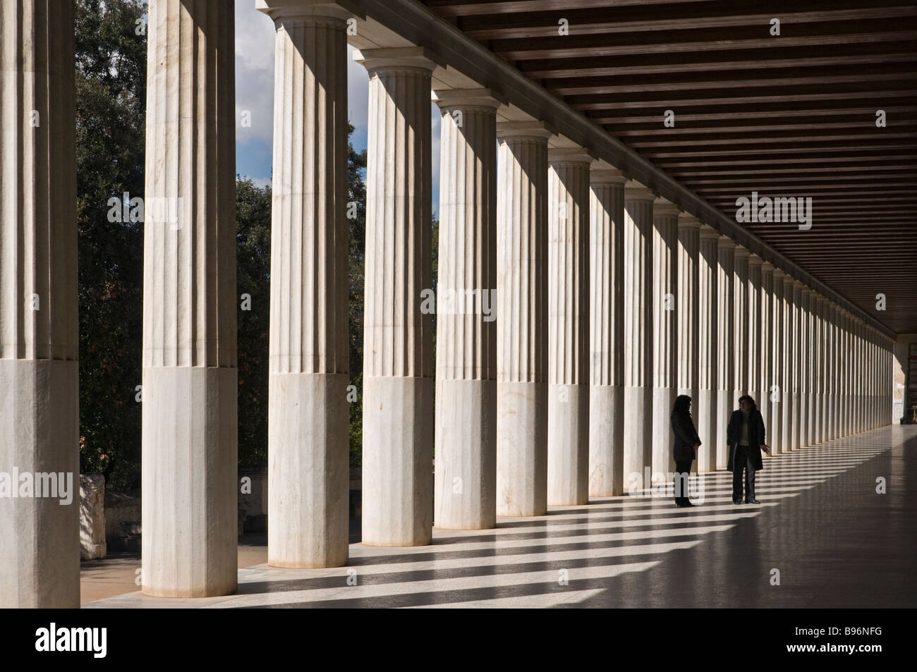 Il portico collonaded la ricostruita Stoa di Attalos sul sito dell'Antica Agorà, il centro di Atene, Grecia Foto Stock