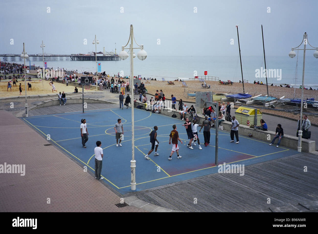 Giocare a BASKET sulla Spiaggia di Brighton Foto Stock