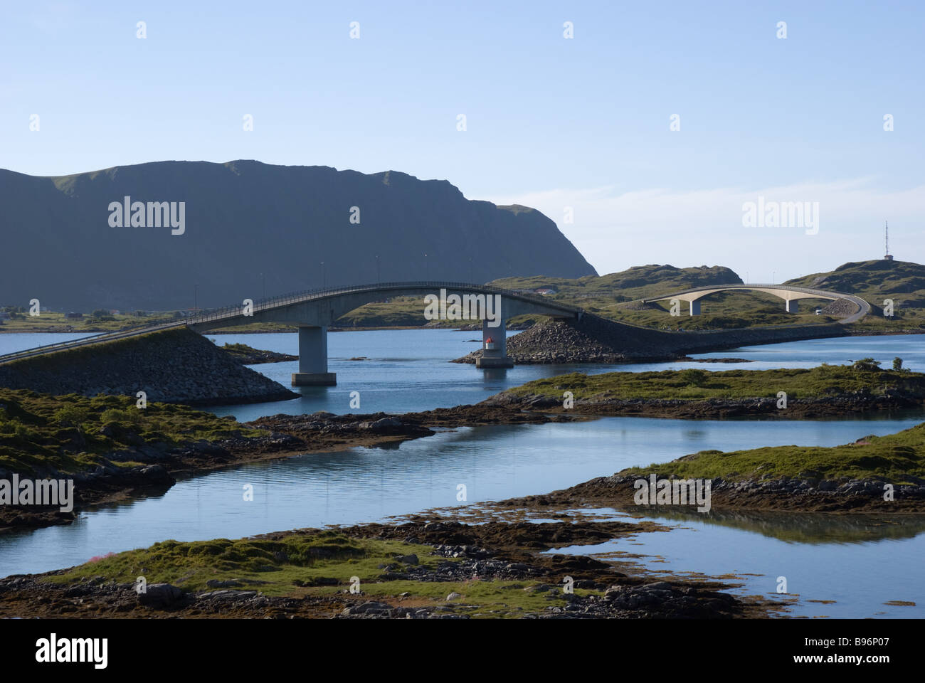 Ponti sul mare tra Flakstadøya e Moskenesøya sulla strada a Fredvang, Lofoten, Nordland, Norvegia, Scandinavia, Europa Foto Stock