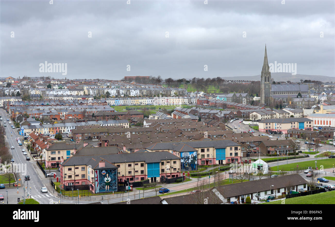 Vista su Bogside dalle mura della città vecchia, Londonderry, nella contea di Derry, Irlanda del Nord Foto Stock