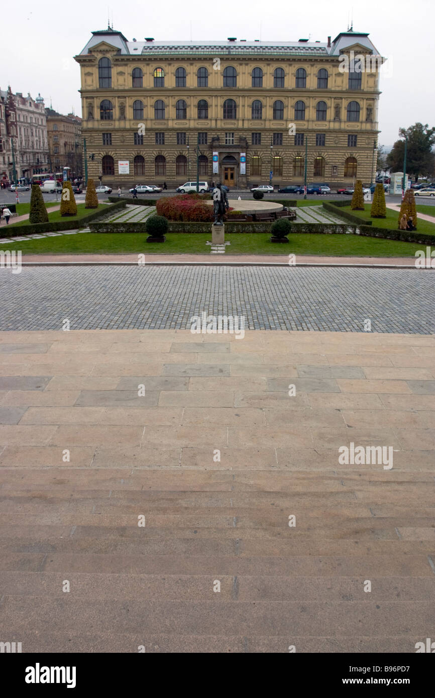 Vista di Jan Palach Square con la statua del compositore Antonín Dvořák e Accademia di Belle Arti, Architettura e Design di Praga. Foto Stock