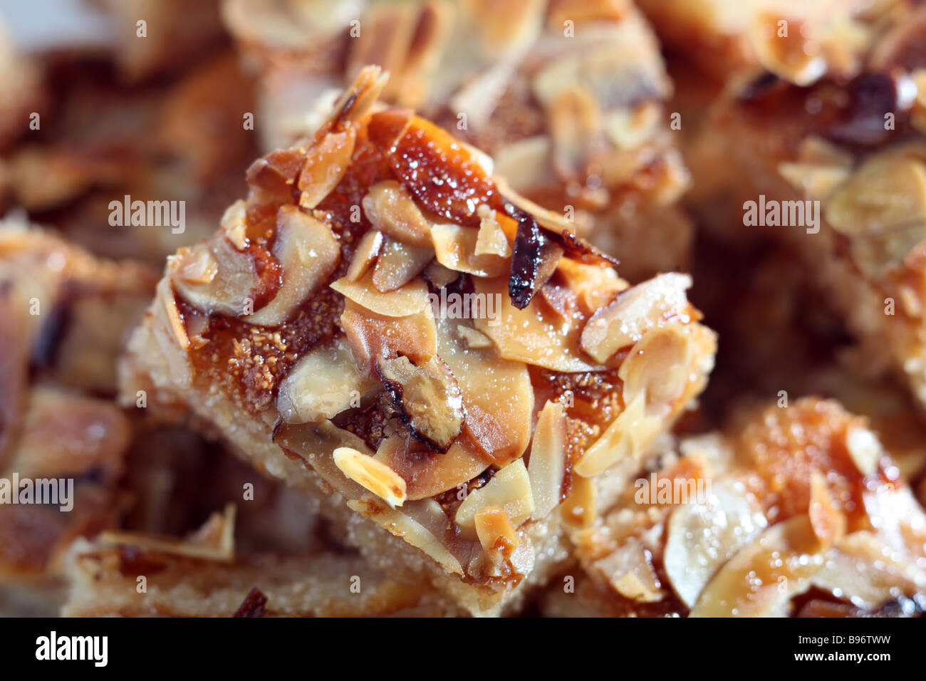 Nammora libanese miele e torta di semolino guarnita con mandorle tostate fette Foto Stock