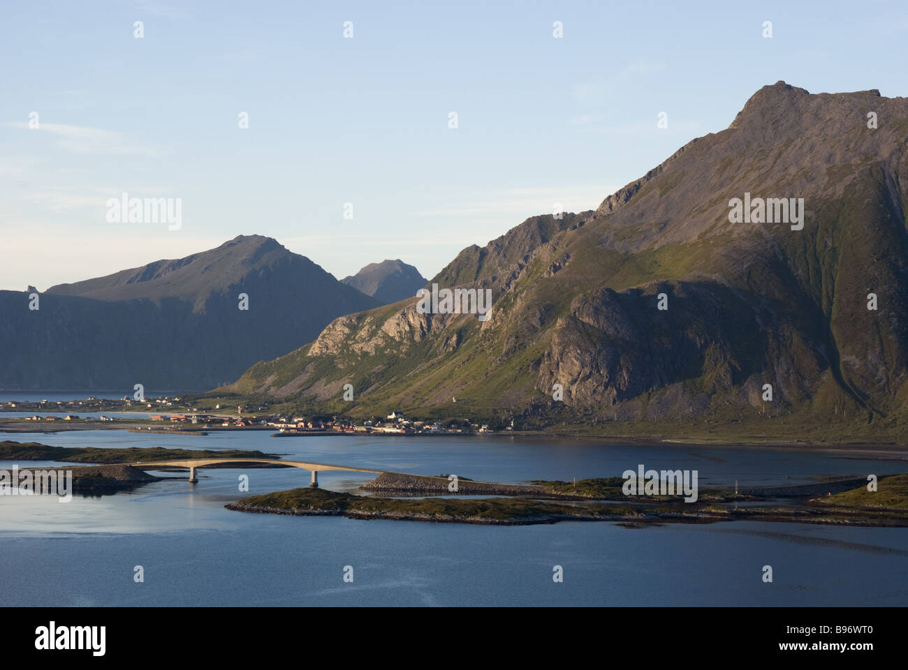 Villaggio Ramberg e ponte attraverso il mare tra Flakstadøya e Moskenesøya sulla strada a Fredvang, Lofoten, Nordland, Norvegia. Foto Stock