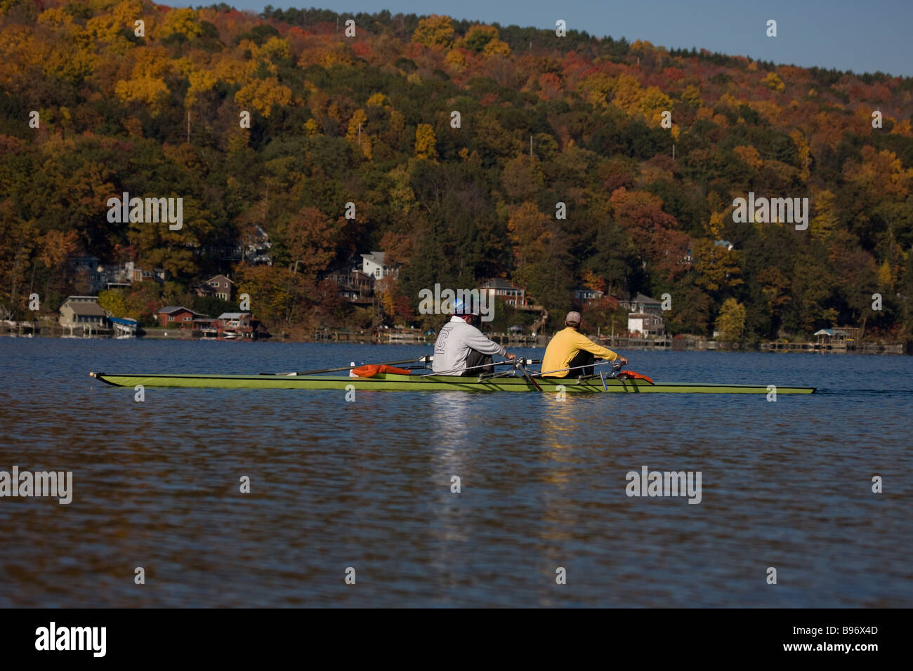 Canottaggio sul lago Cayuga - Autunno - Ithaca - New York - USA Foto Stock