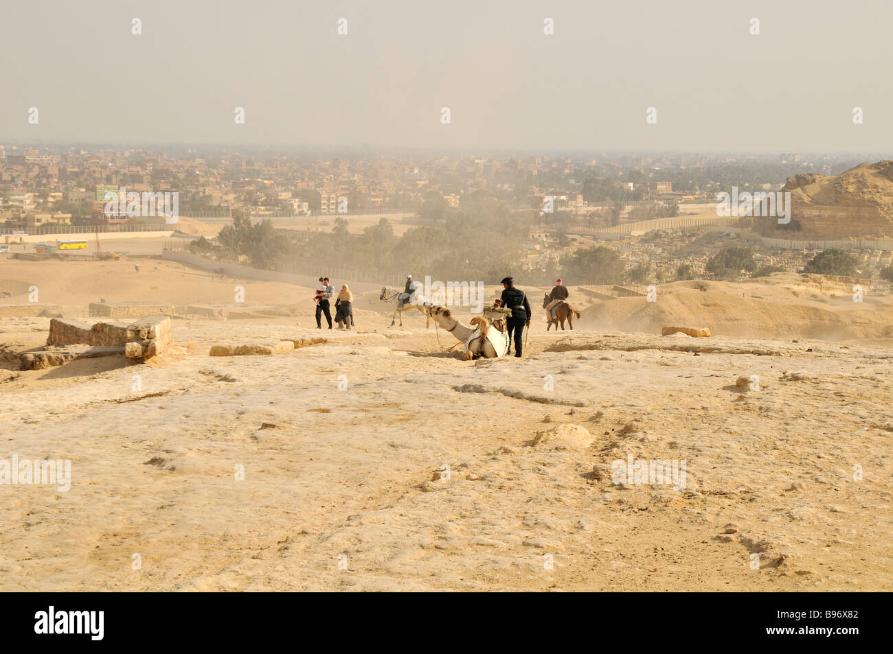 Turismo egiziano e di polizia Cairo vista da Giza Egitto Foto Stock