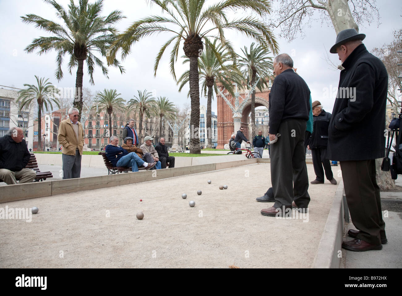 Gioco bocce presso l'Arc de Triomf, Barcellona Spagna Foto Stock