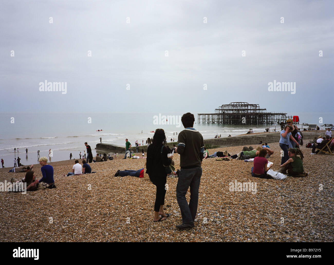 La spiaggia di Brighton, West peir sfocato caldo giorno d'estate Foto Stock