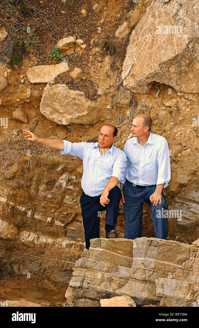 Il presidente russo Vladimir Putin e il Primo Ministro italiano Silvio  Berlusconi facendo una passeggiata nei pressi di Berlusconi Villa Certosa  su Foto stock - Alamy