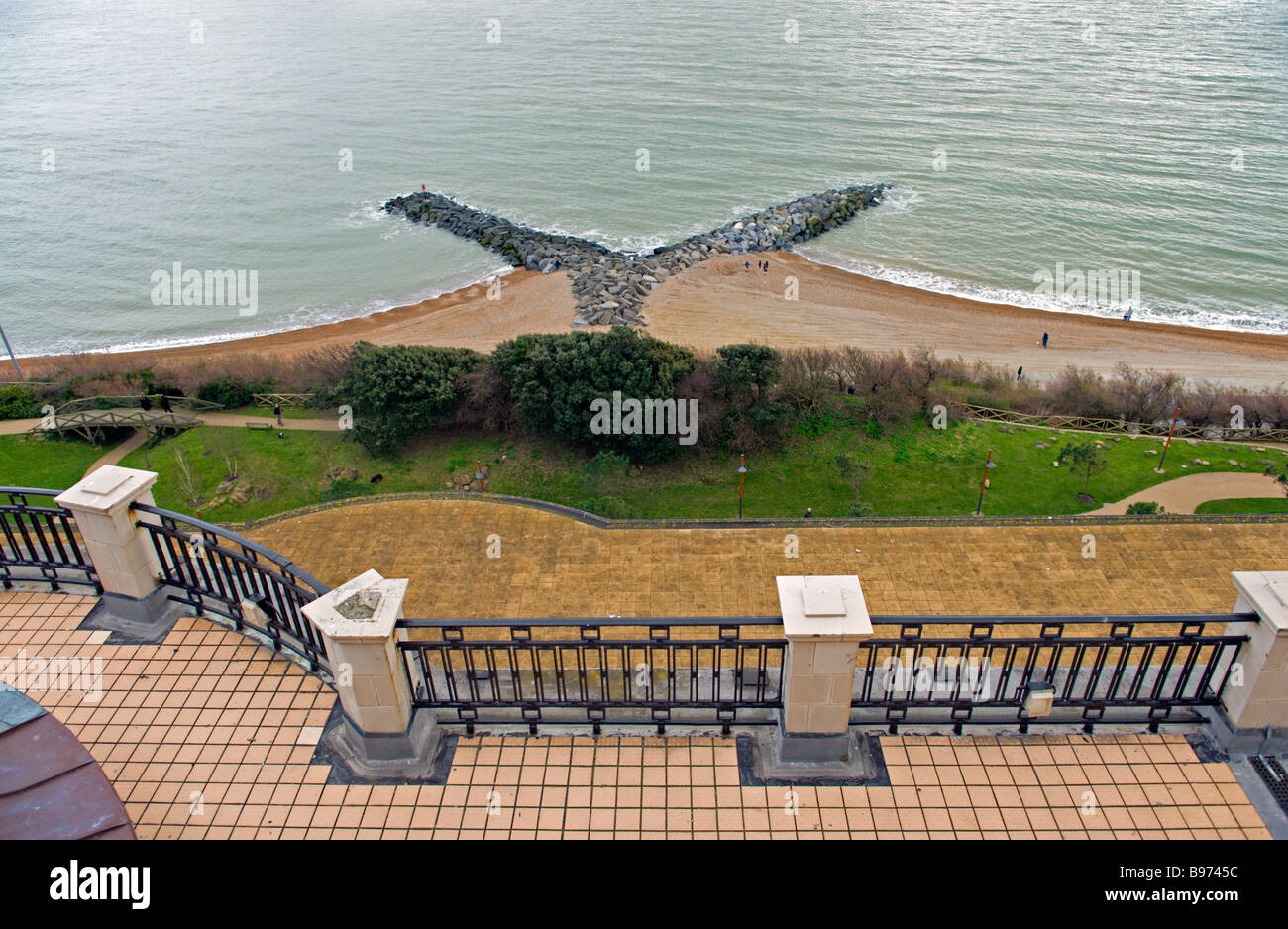 Erosione costiera protezione su Folkestone Beach, visto dal Leas Foto Stock