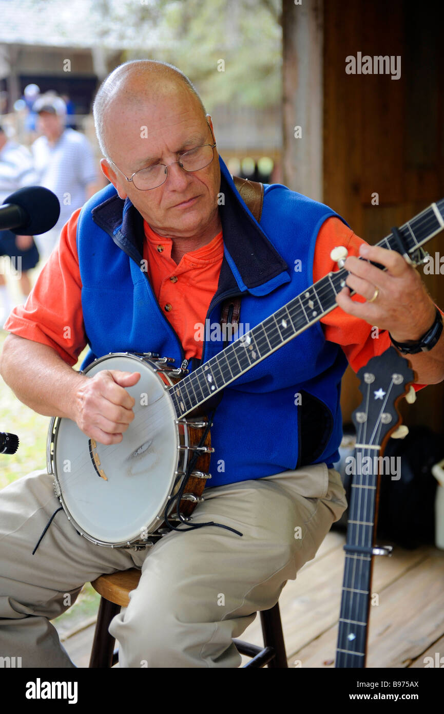 Lettore Banjo suona con un piacevole ambiente familiare banda di Paese in Paese per cracker Florida museo vivente di storia situato sulla Florida Foto Stock