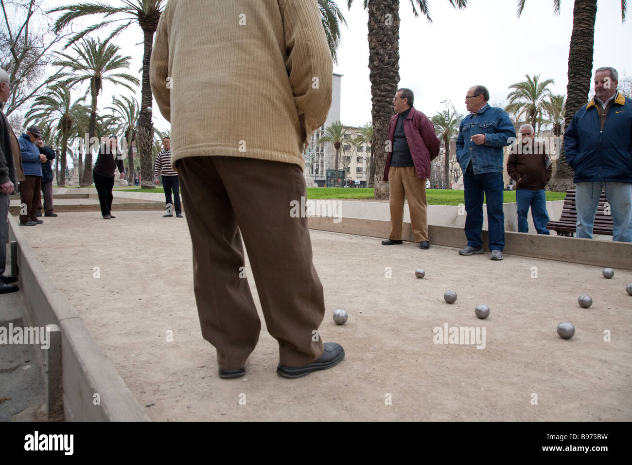 Gioco bocce presso l'Arc de Triomf, Barcellona Spagna Foto Stock