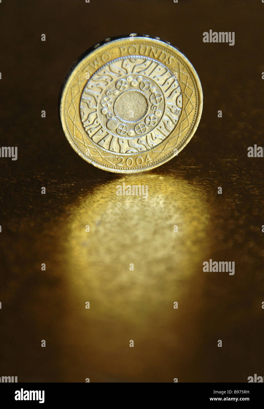 Una standing 2 libbra di monete e la sua riflessione. Foto Stock