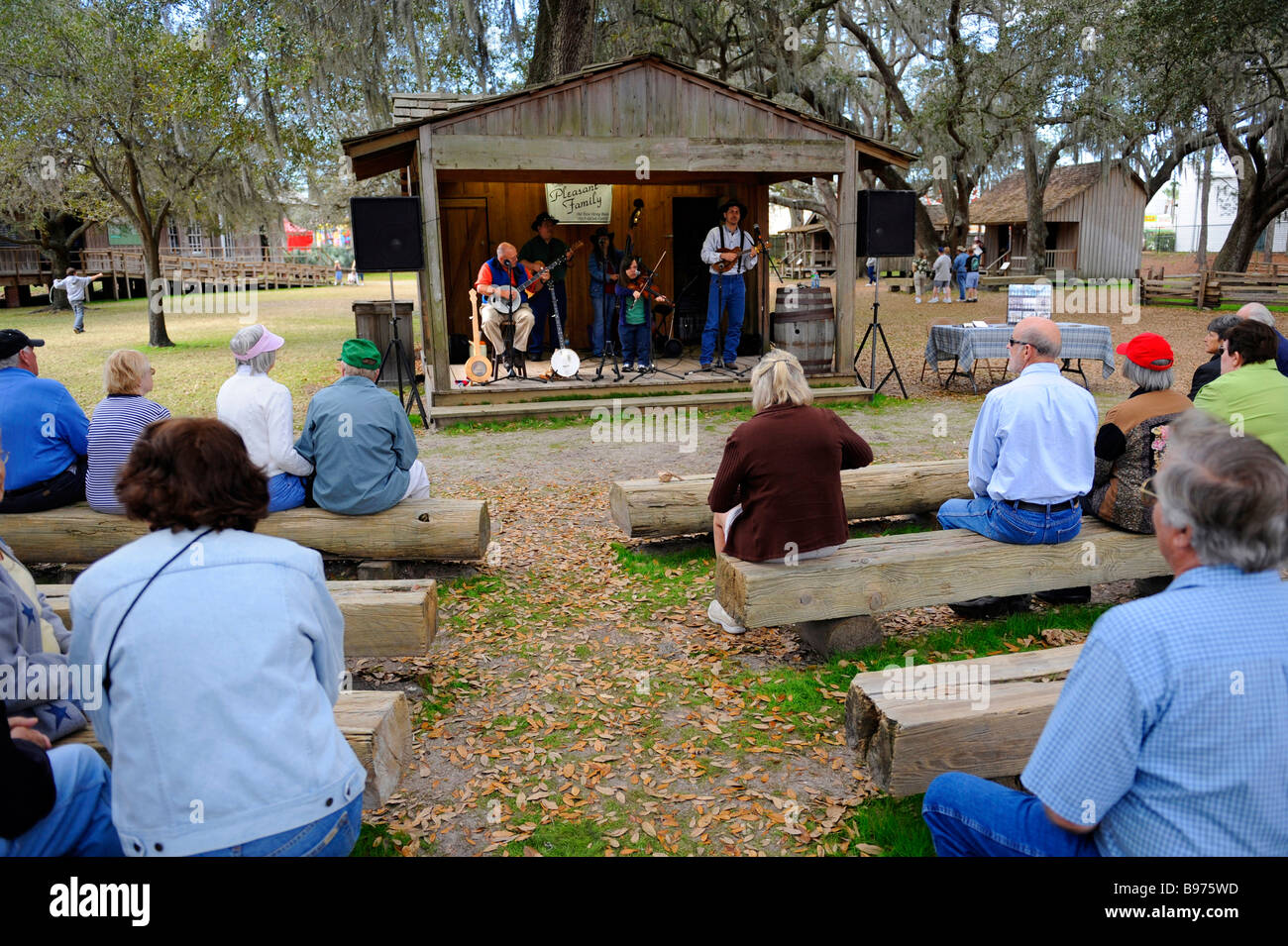 Pubblico gode di piacevole paese Famiglia Band suona al Cracker Florida paese museo vivente di storia Situato sulla florida St Foto Stock