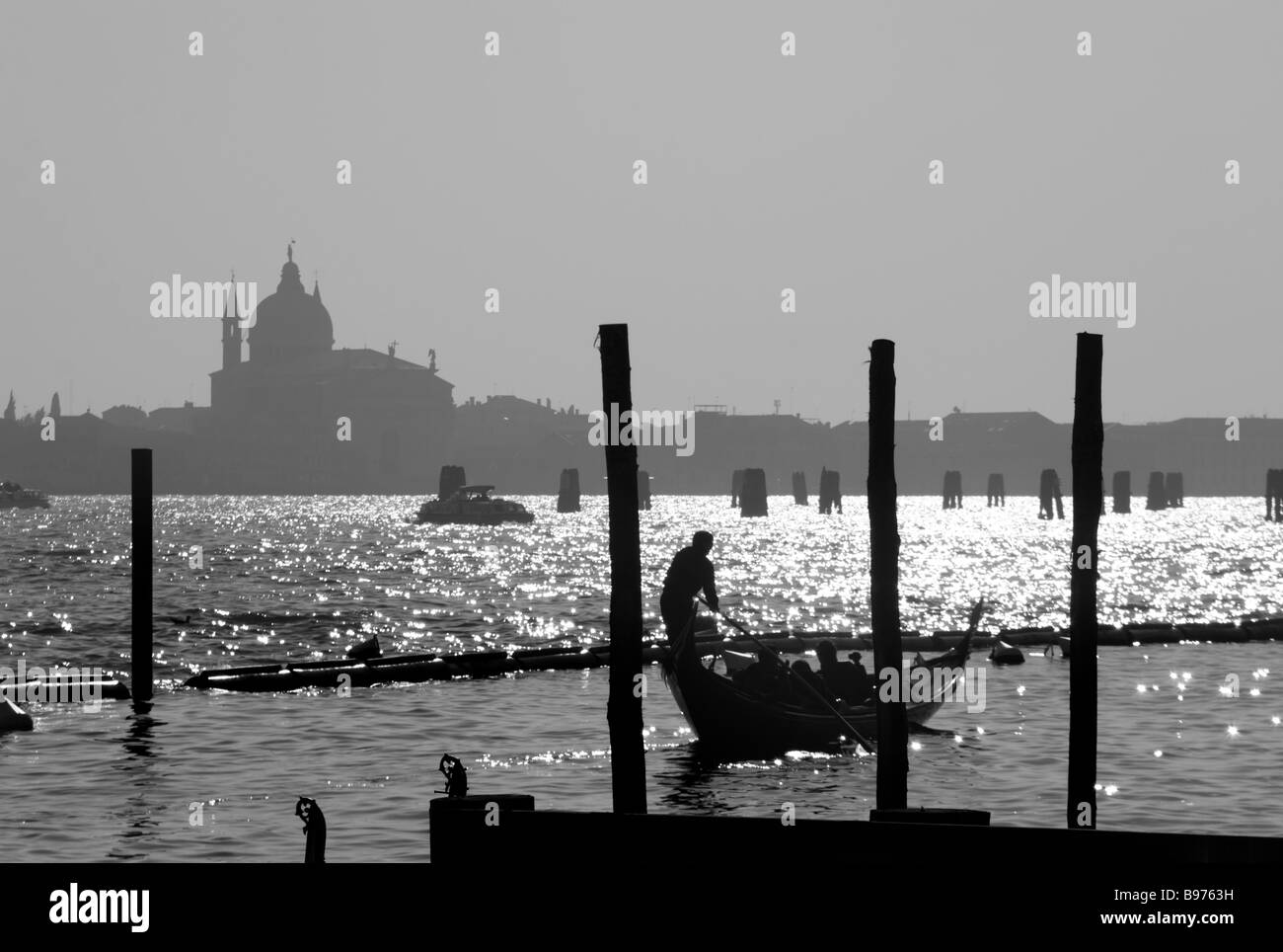 Venezia - la silhouette di un gondoliere sulla laguna Foto Stock