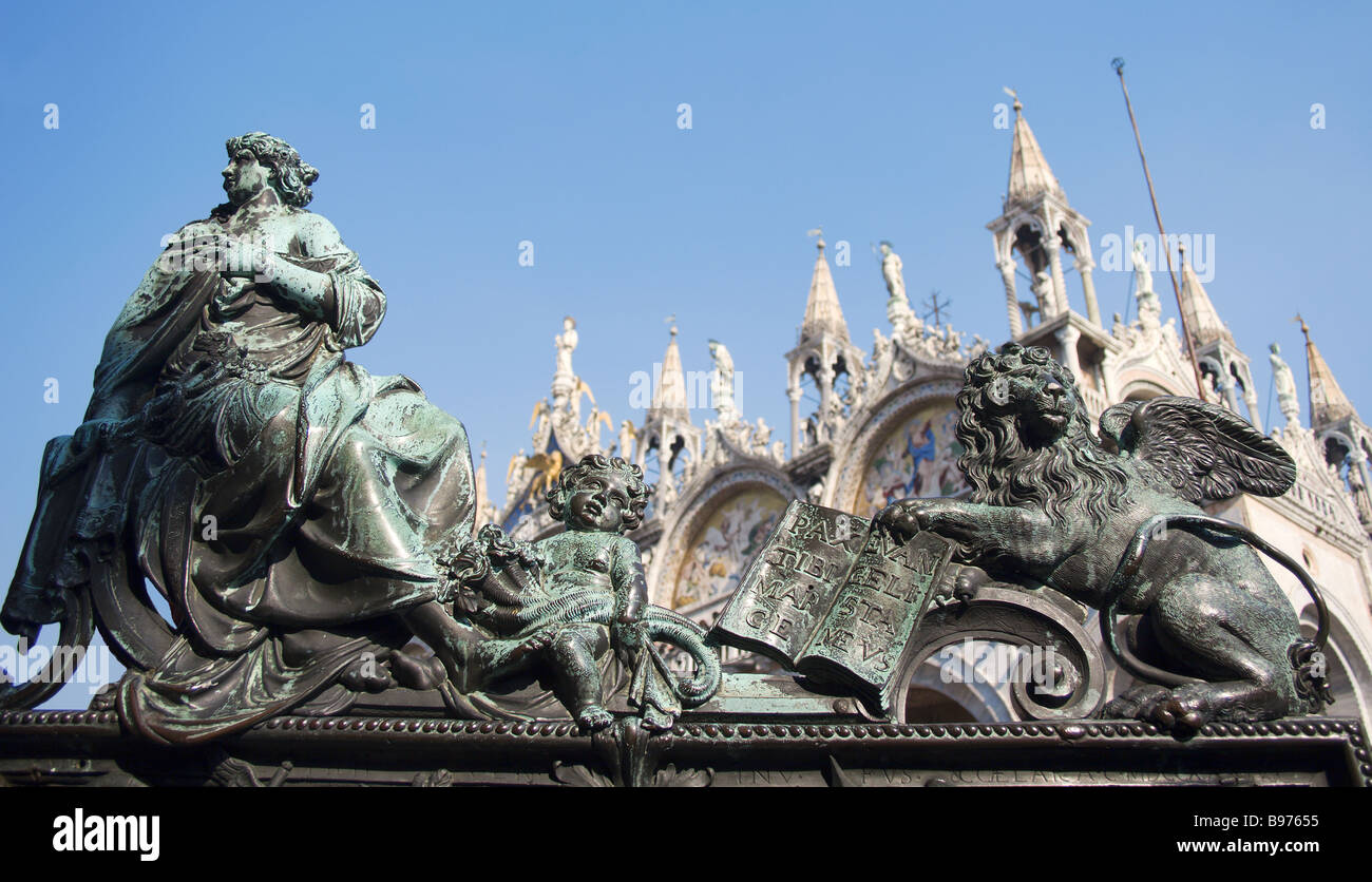 Venezia - Leone di st. Mark - patrono della città dal portone di bronzo da torre campanaria Foto Stock