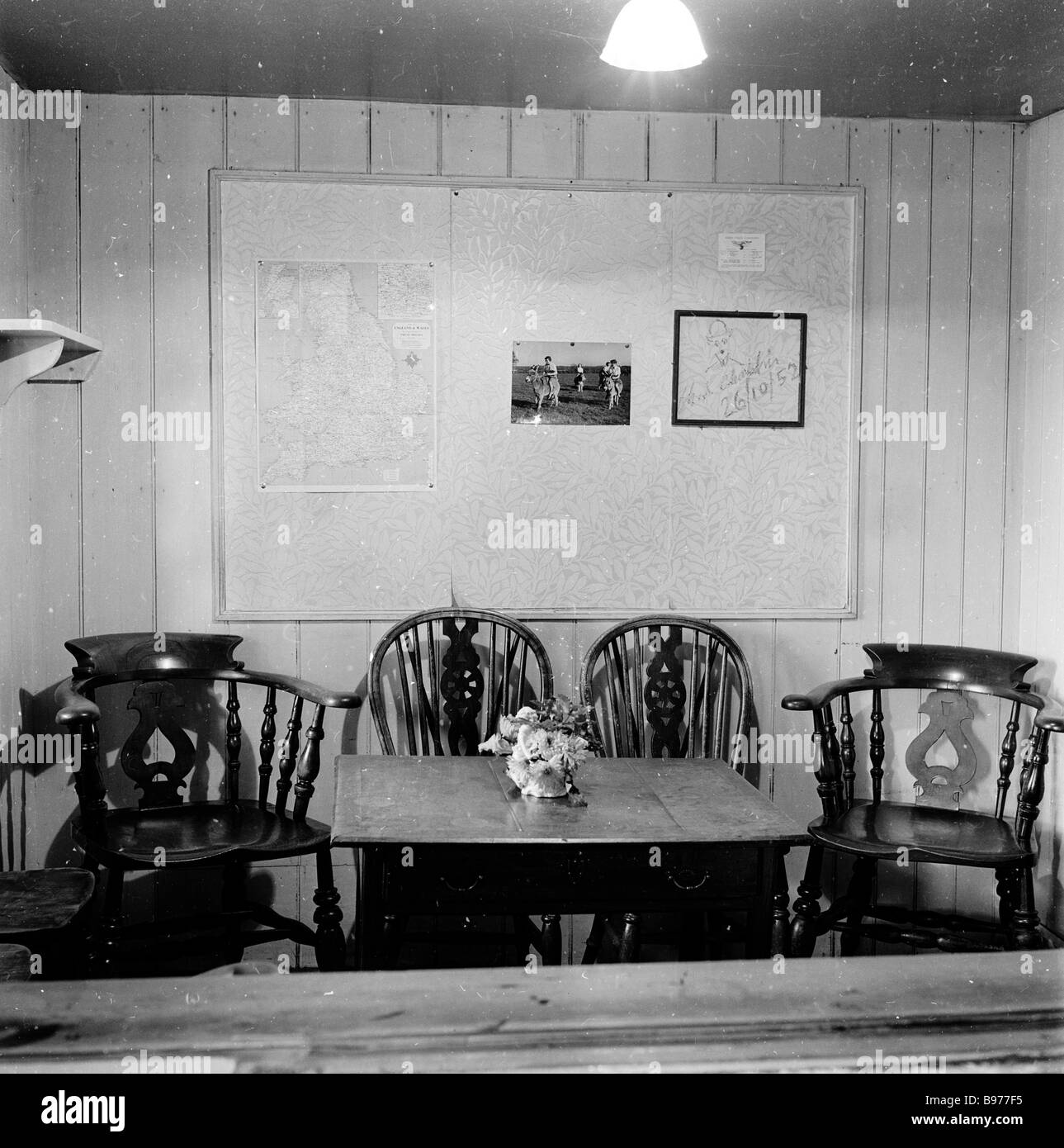 1950s, all'interno del Dorset Arms Inn, un pub di campagna a Withhyham, Hartfield, con l'autografo del famoso attore Charlie Chaplin in una cornice sul muro. Foto Stock