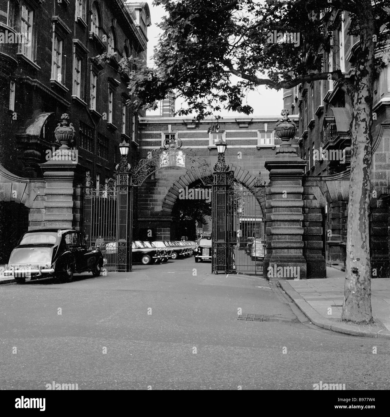 Anni sessanta, storiche, i cancelli di ingresso a Downing Street, Whitehall, Londra, di cui n. 10 è la residenza ufficiale del Primo Ministro britannico. Foto Stock