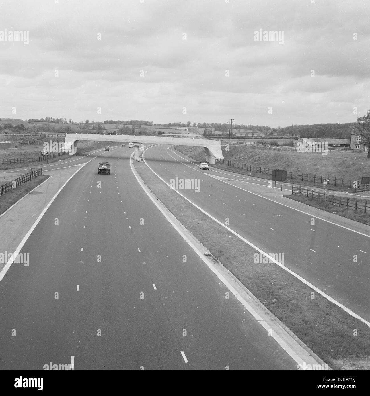 1960s, storica, un'autostrada M1 quasi vuota, di recente costruzione e la prima autostrada interurbana a tre corsie a lunghezza intera in Gran Bretagna. Foto Stock