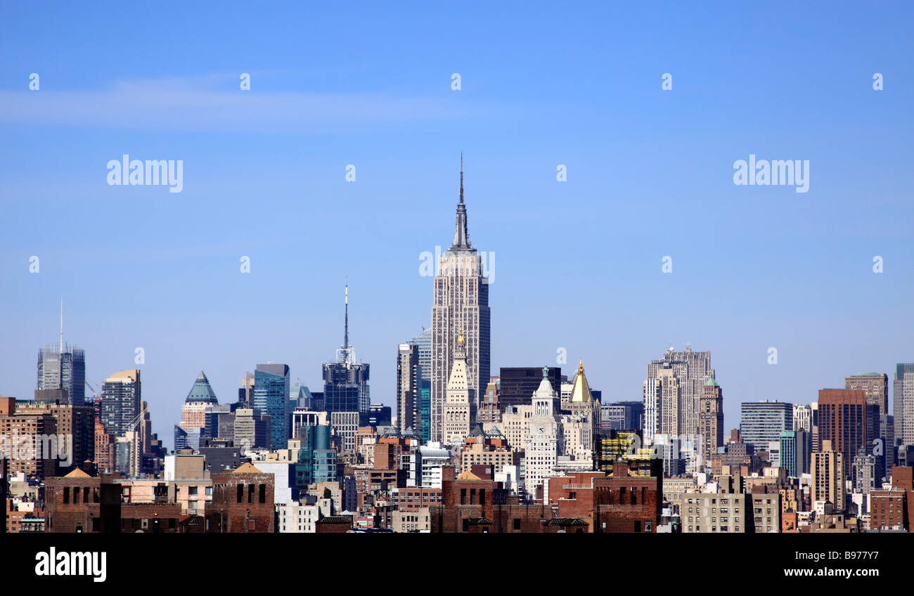 Skyline di Manhattan, guardando verso nord-ovest, verso l'Empire State Building, dalla passerella del Ponte di Brooklyn, New York City USA Foto Stock