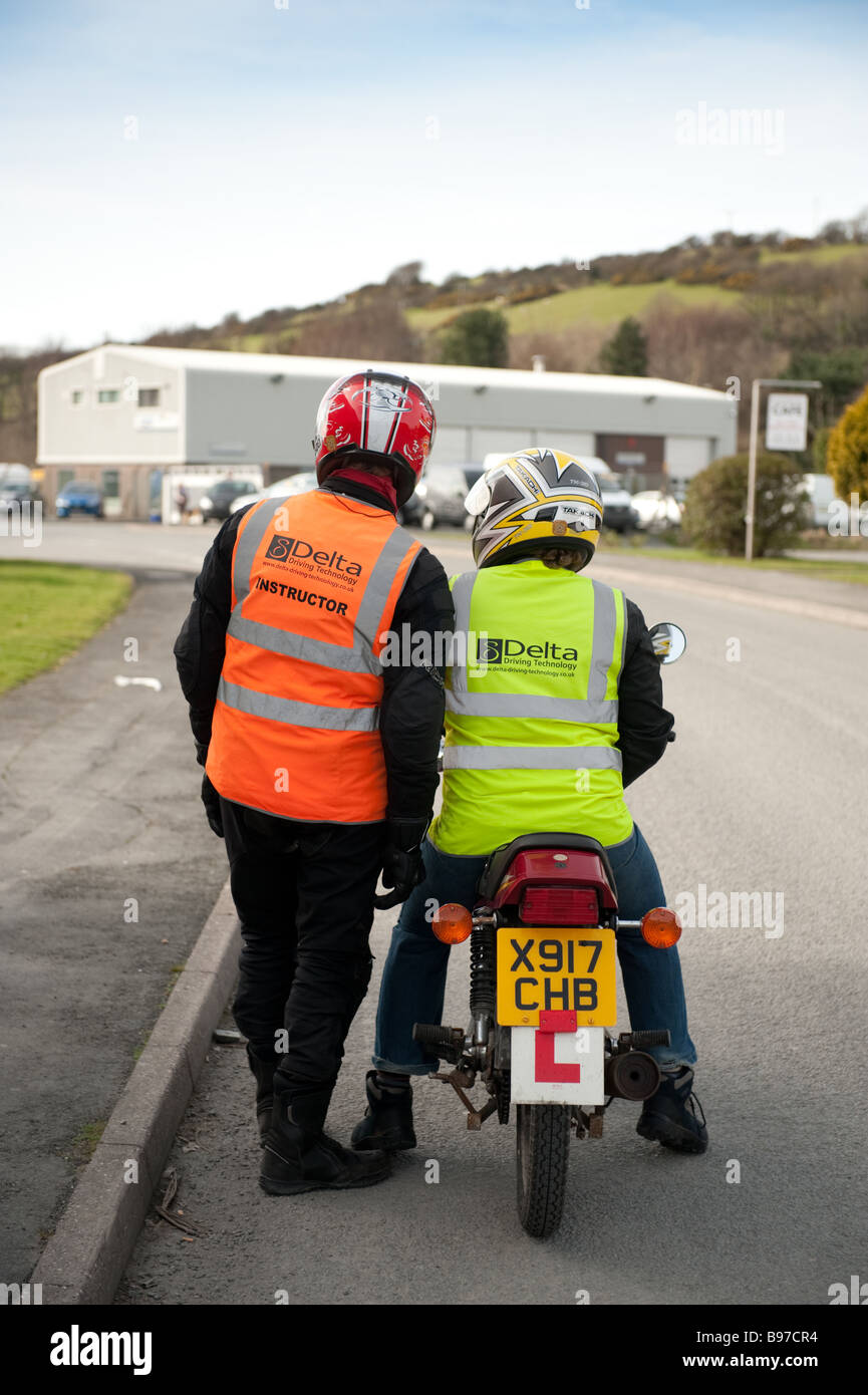 Motociclo istruttore di guida e una pupilla che indossa giacche ad alta visibilità imparare a guidare una motocicletta, REGNO UNITO Foto Stock Motociclo istruttore di guida e una pupilla che indossa giacche ad alta visibilità imparare a guidare una motocicletta, REGNO UNITO Foto Stock
