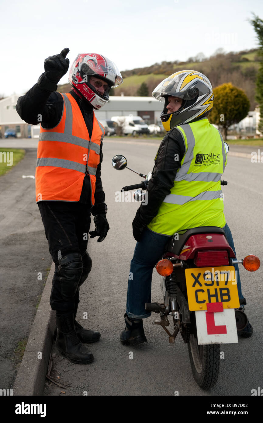 Motociclo istruttore di guida e una pupilla che indossa giacche ad alta visibilità imparare a guidare una motocicletta, REGNO UNITO Foto Stock Motociclo istruttore di guida e una pupilla che indossa giacche ad alta visibilità imparare a guidare una motocicletta, REGNO UNITO Foto Stock