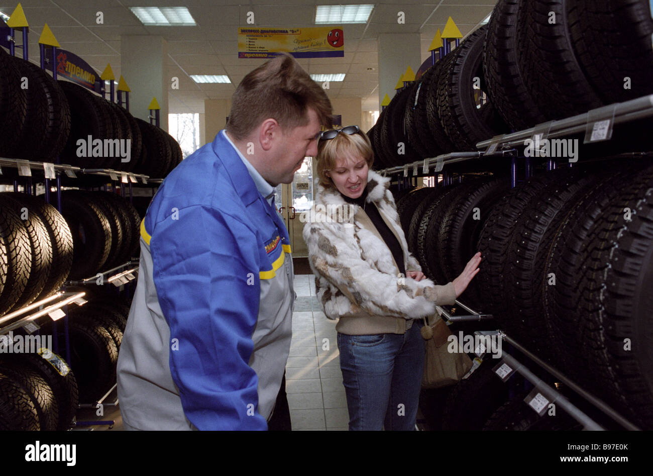 Acquisto di pneumatici invernali in un negozio di accessori a Mosca Foto Stock