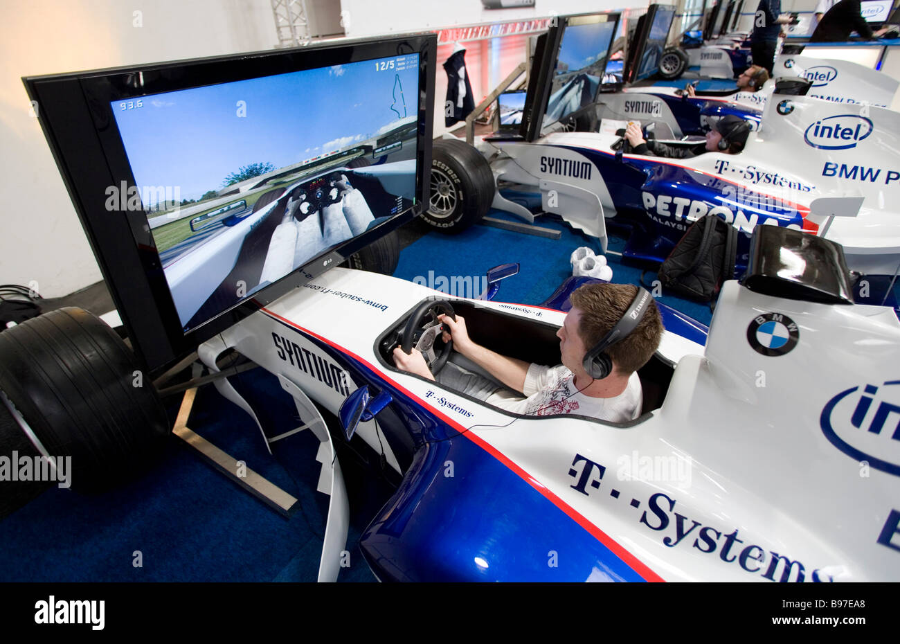 Il CeBIT del visitatore durante una virtual motor racing in una vettura da corsa Foto Stock