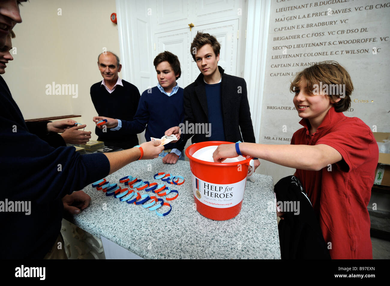 Una benna di raccolta e polsini per la carità contribuiscono per gli eroi in un evento a MARLBOROUGH COLLEGE WILTSHIRE REGNO UNITO Gen 2008 Foto Stock