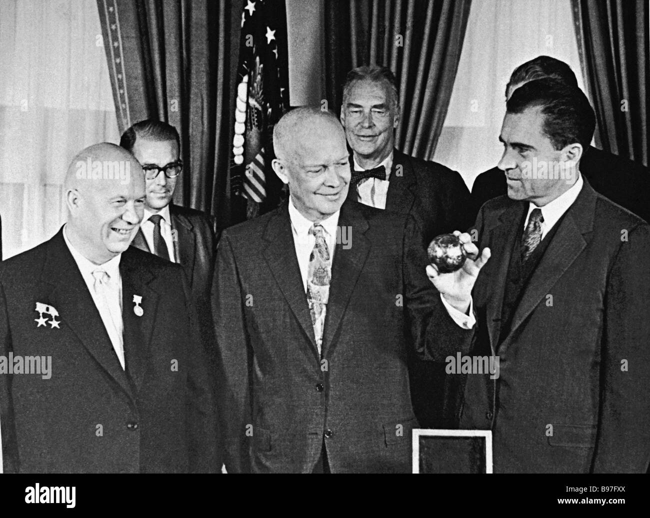 L'Unione Sovietica comunista s leader del partito del Primo Ministro Nikita  Khrushchev sinistra e Vice Presidente USA Richard Nixon a destra Foto stock  - Alamy