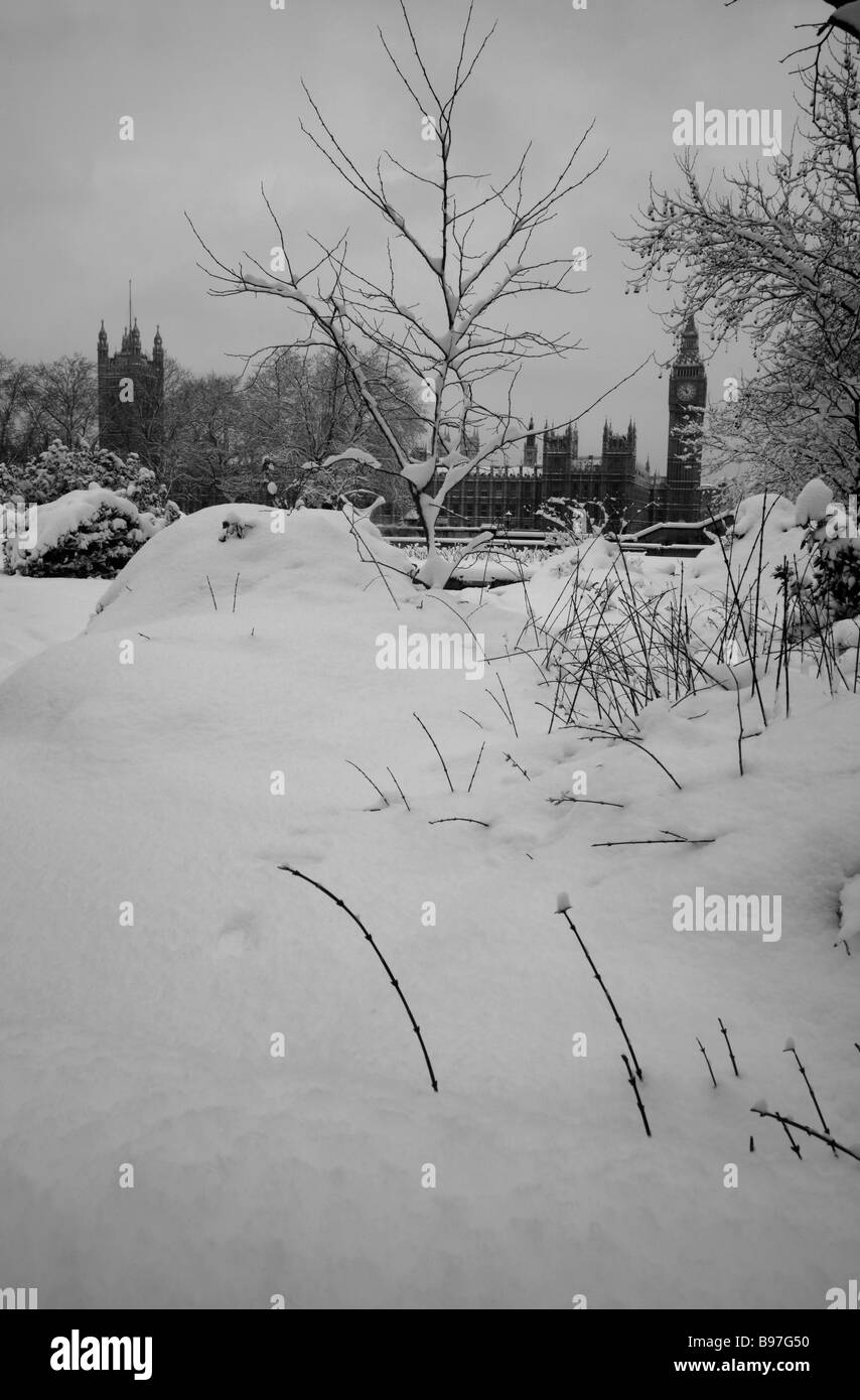 Case del Parlamento visto da un snowbound Albert Embankment, London Foto Stock