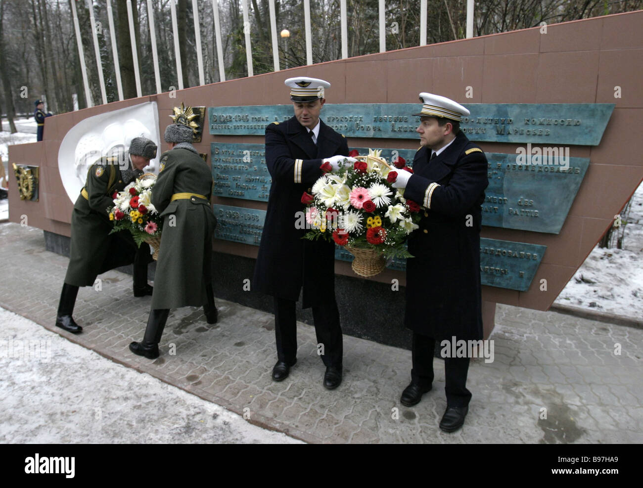 Posa di fiori su apertura ufficiale della stele commemorativa per onorare i piloti della Normandia Nieman reggimento aria membri dell'URSS Foto Stock