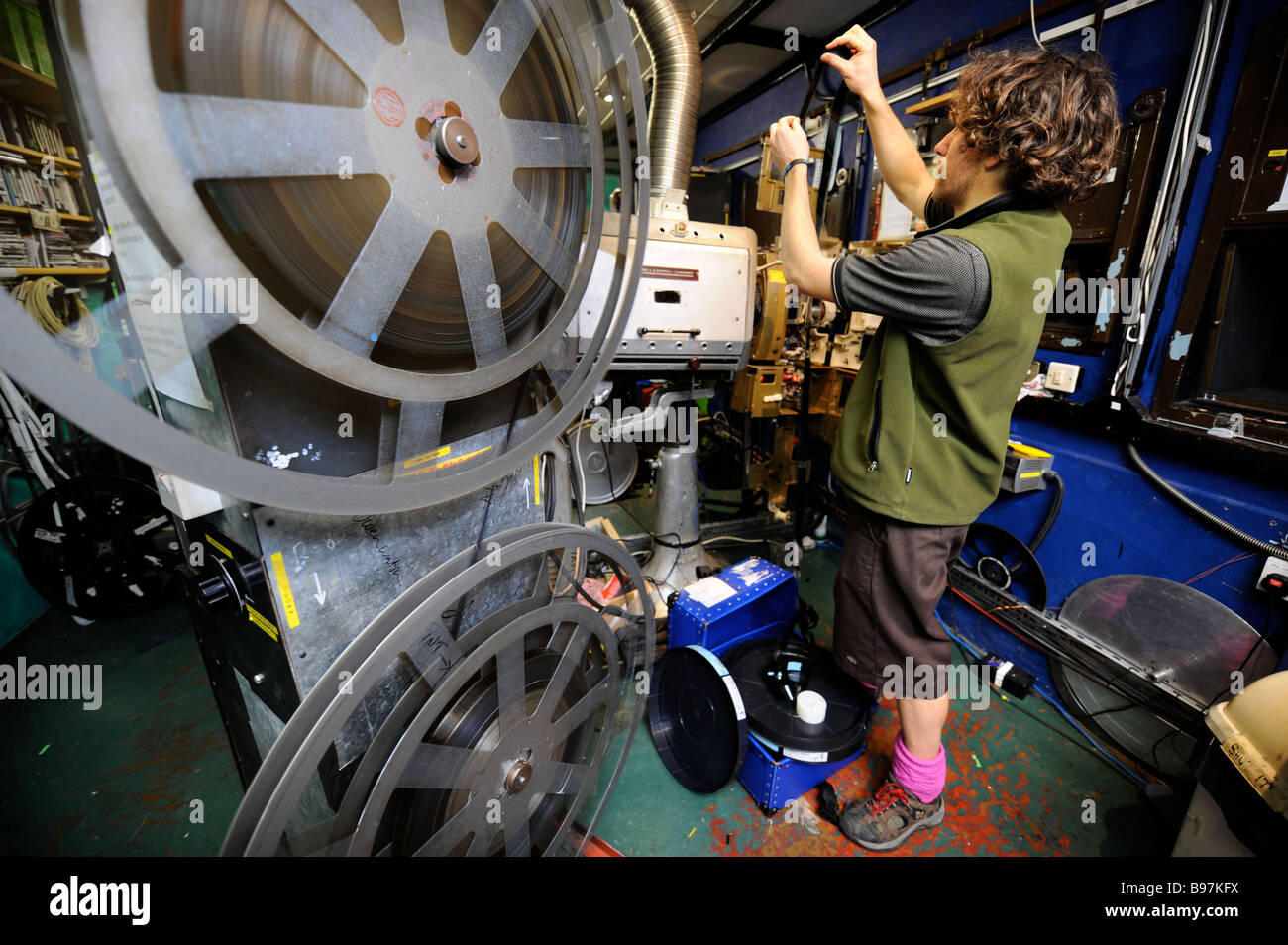 Un protezionista CON UN BELL HOWELL GAUMONT proiettore sul cubo MICROPLEX CINEMA INDIPENDENTE IN KINGSDOWN BRISTOL REGNO UNITO Foto Stock