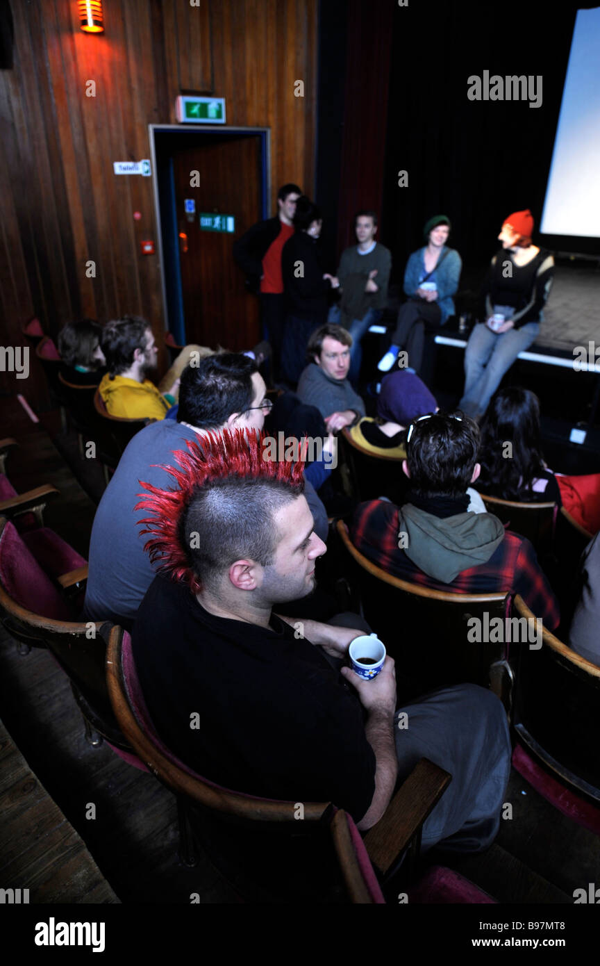 Un pubblico che comprende un uomo con un punk acconciatura a cubo MICROPLEX CINEMA INDIPENDENTE IN KINGSDOWN BRISTOL REGNO UNITO Foto Stock