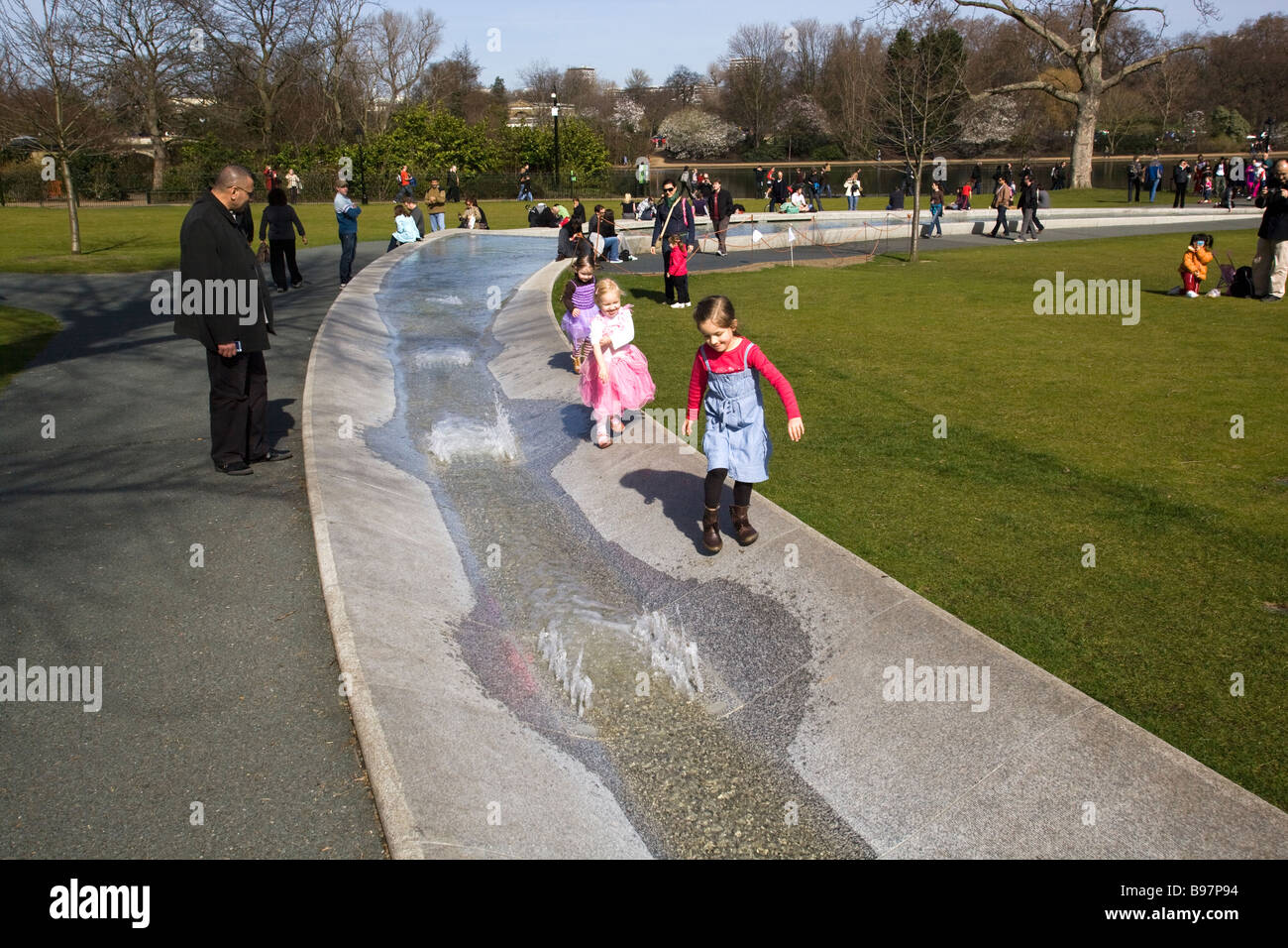 Diana, principessa di Galles fontana commemorativa Hyde Park Londra REGNO UNITO Foto Stock