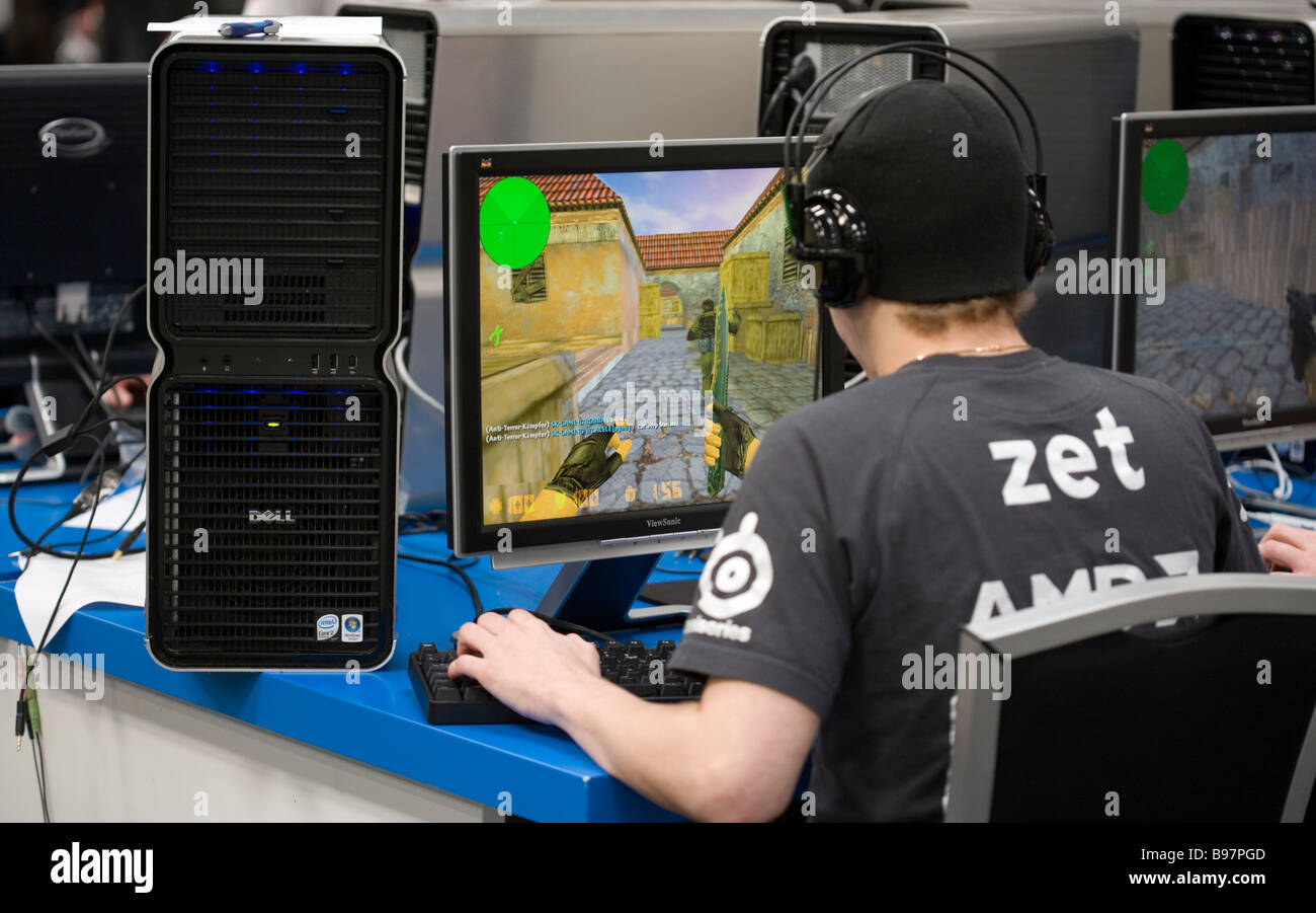Adolescente giocando un gioco violento egoshooter al computer Foto Stock