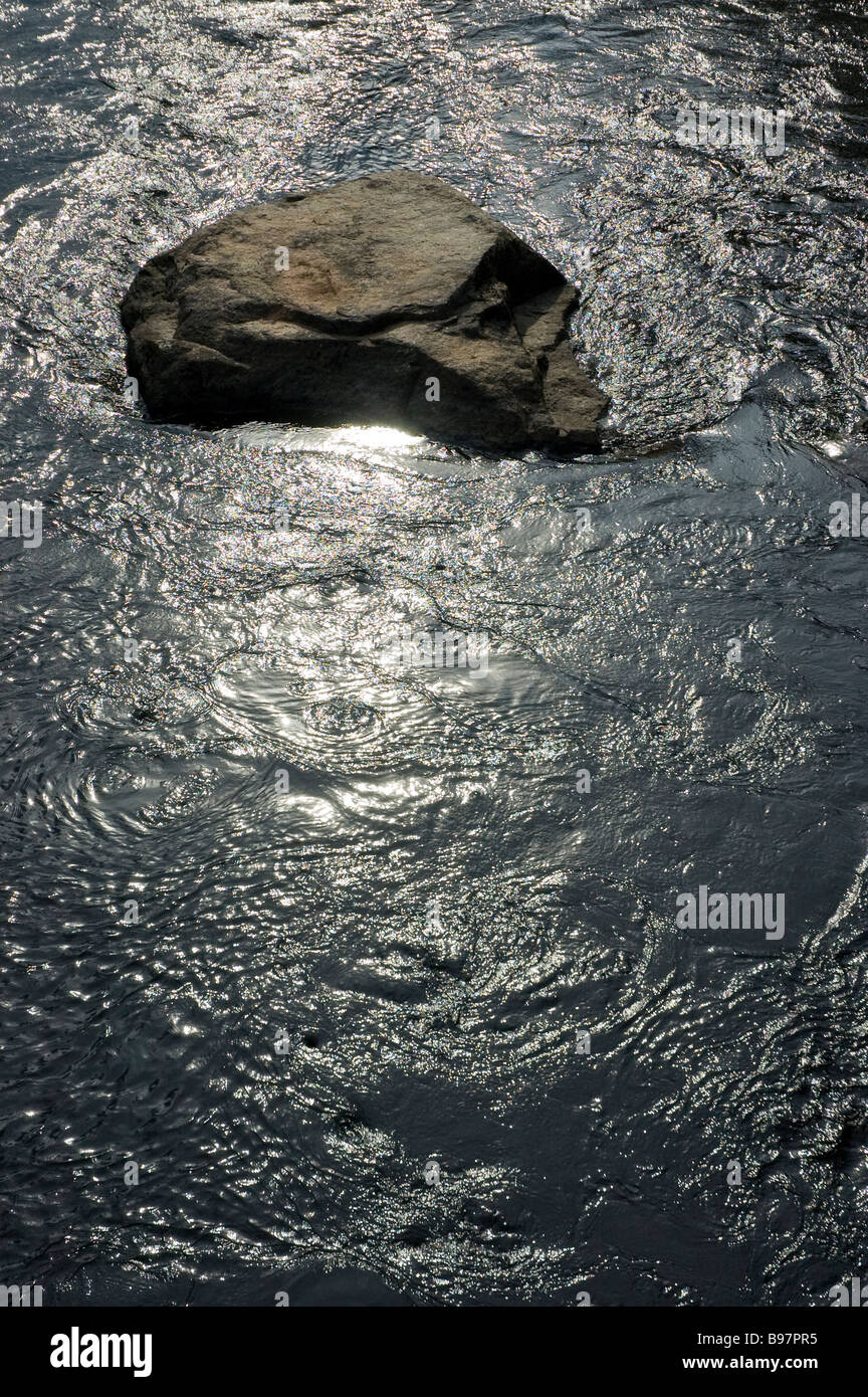 A forma di teschio rock nel fiume Eman a Hogsby, Svezia Foto Stock