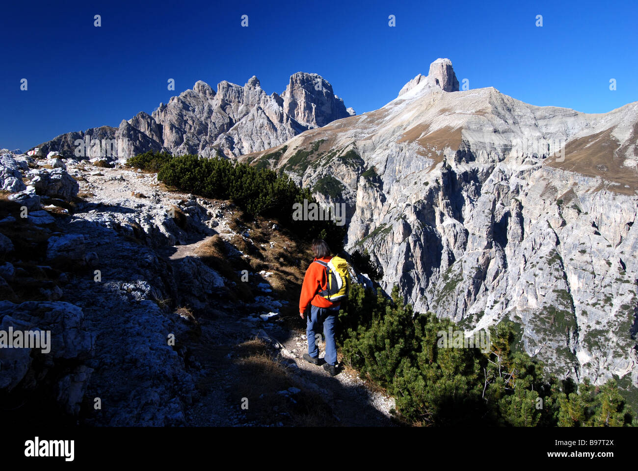 Escursionista sul sentiero a piedi attorno a Tre Cime di Lavaredo, Drei Zinnen, Dolomiti, Italia Foto Stock