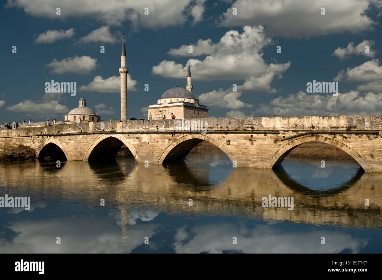 Storico ponte di pietra sul fiume Merici Edirne in Turchia Foto Stock