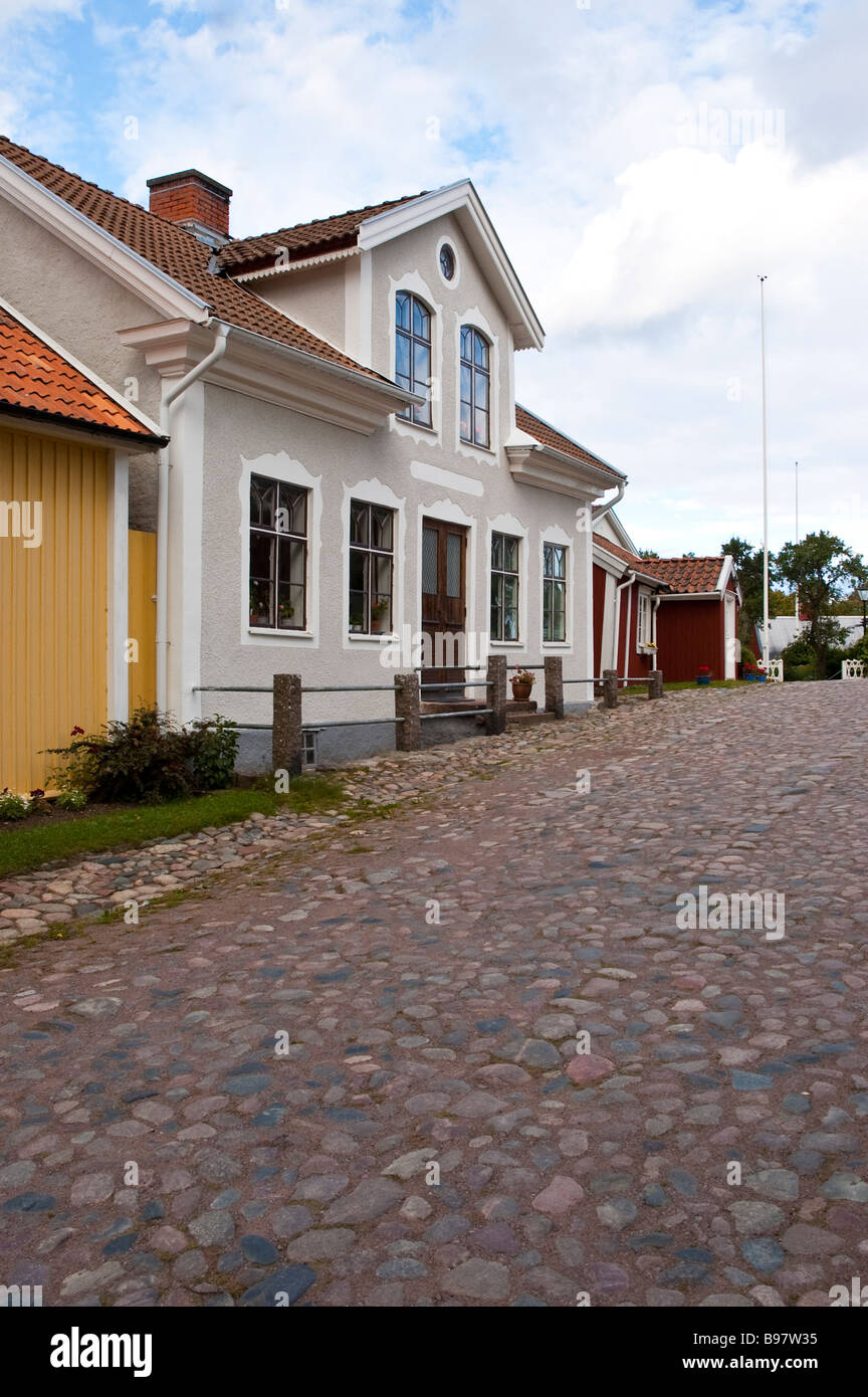 Tipica casa svedese con strada acciottolata Foto Stock