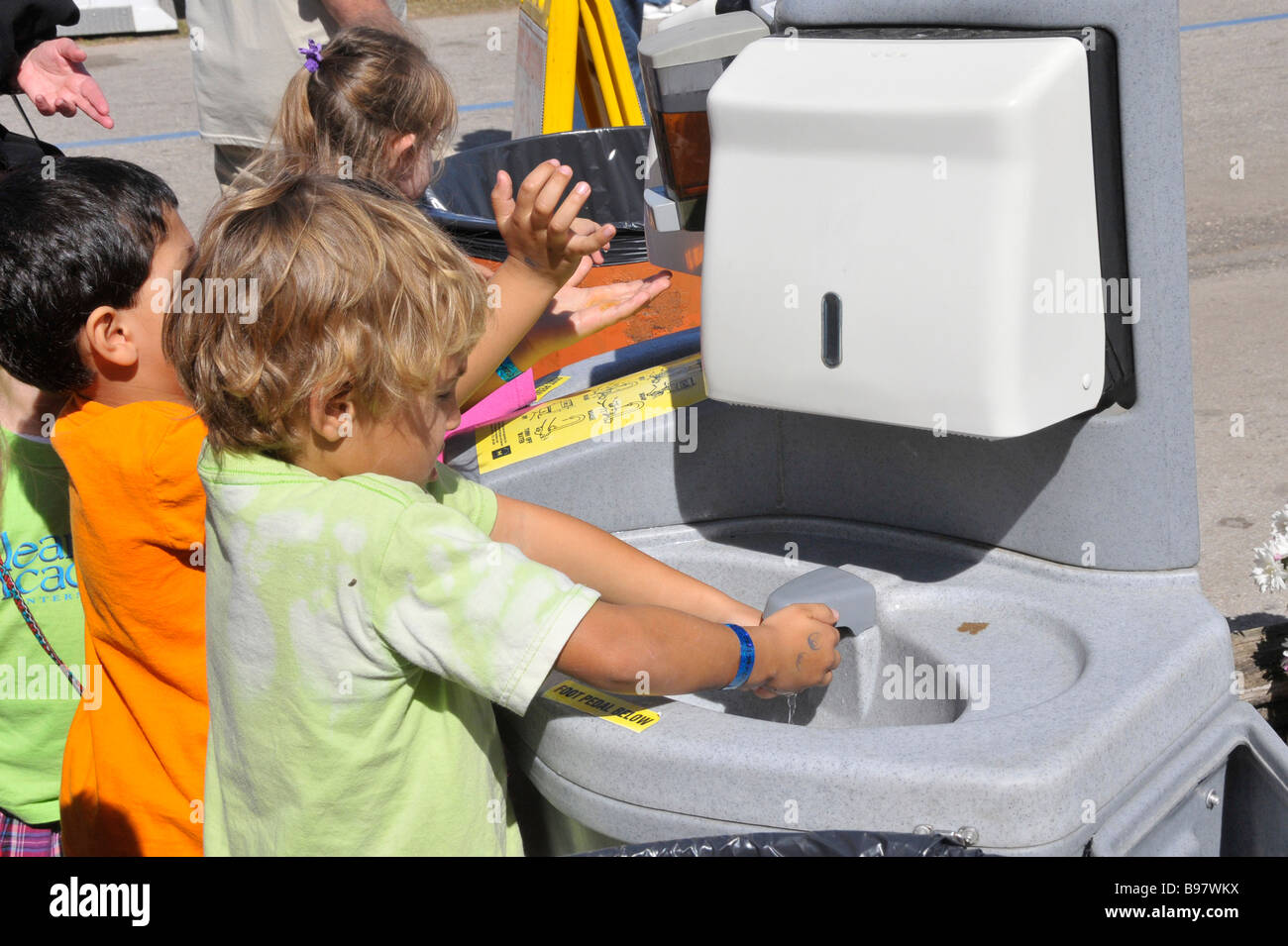 I bambini lavano le mani alla stazione di lavaggio della mano alla fiera dello stato della Florida Tampa Foto Stock