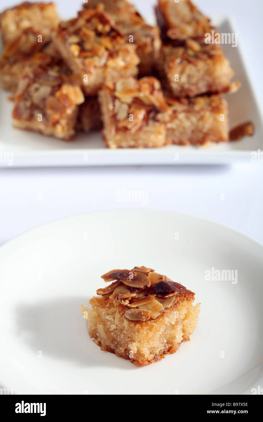 Nammora libanese miele e torta di semolino guarnita con mandorle tostate fette Foto Stock