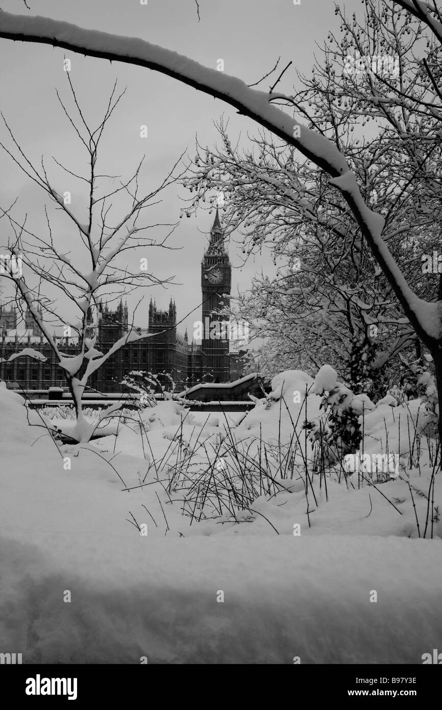 Case del Parlamento visto da un snowbound Albert Embankment, London Foto Stock