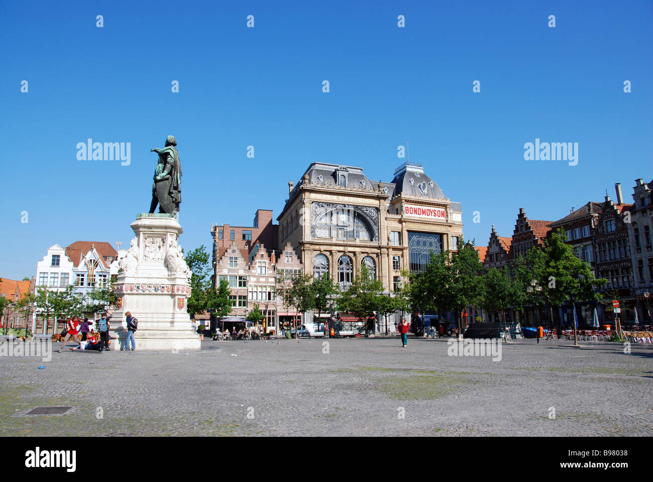 Vista del mercato del venerdì ( Vrijdagmarkt ) di Gand con una statua di Jacob van Artevelde in una giornata di sole. Foto Stock