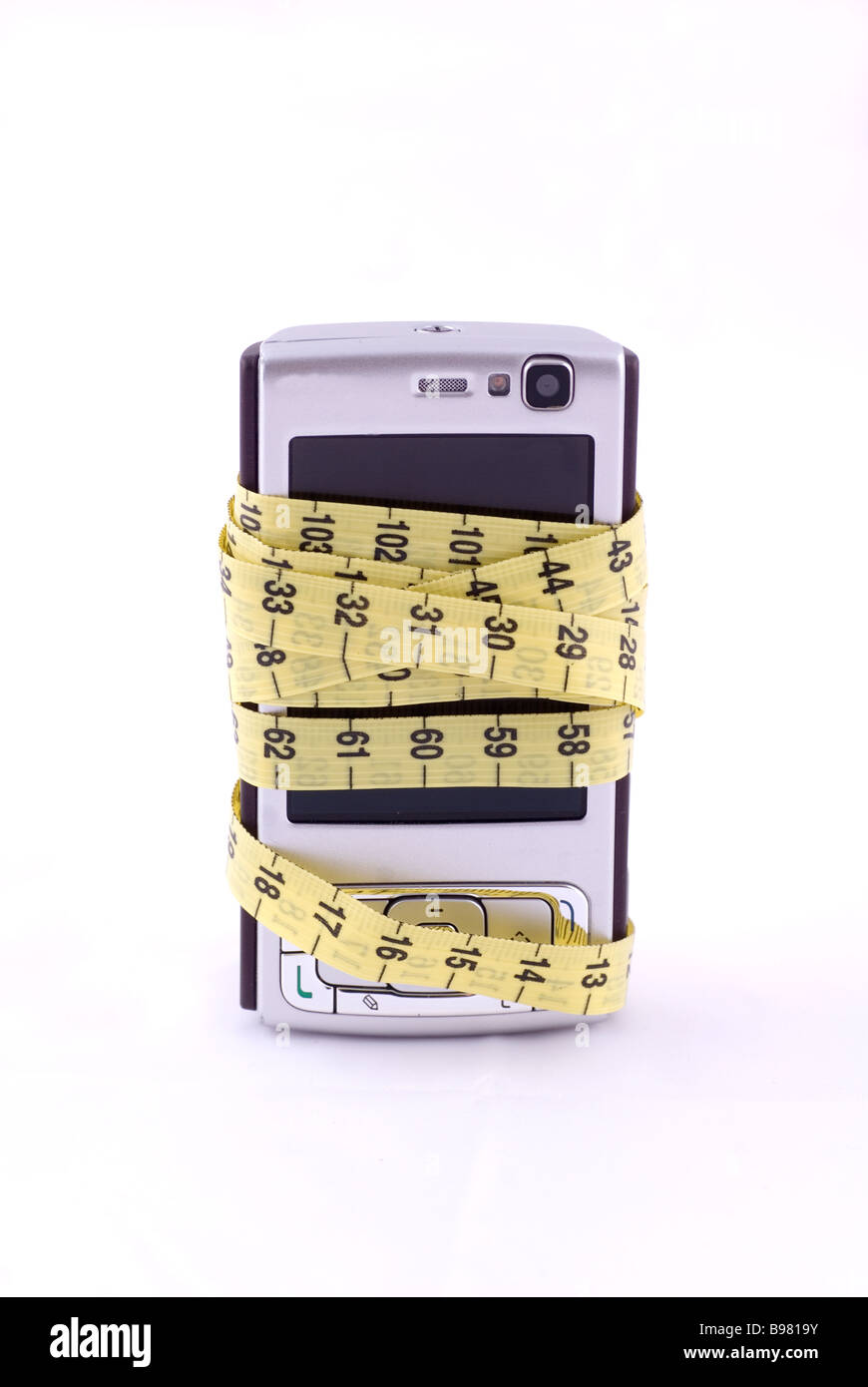 Telefono cellulare avvolto con nastro di misurazione isolata contro uno sfondo bianco Foto Stock