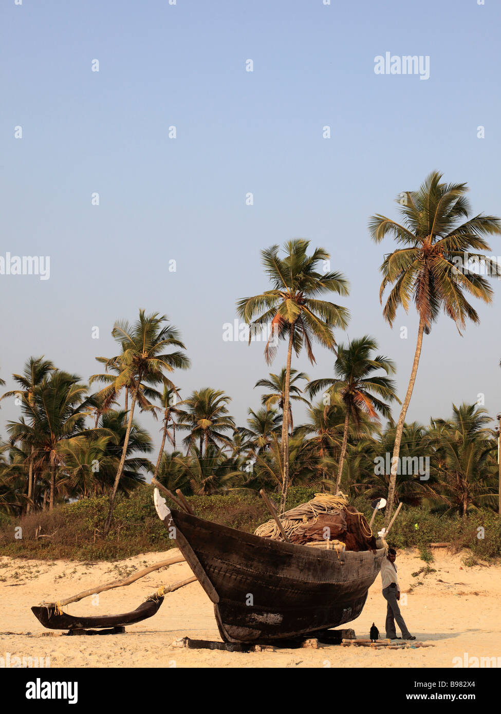 India Goa Colva beach barca da pesca palms Foto Stock