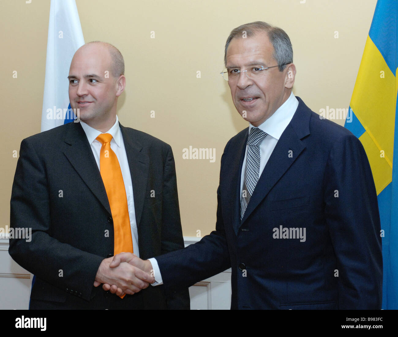 Da sinistra a destra il Primo ministro svedese Fredrik Reinfeldt e il ministro degli affari esteri russo Sergei Lavrov Foto Stock
