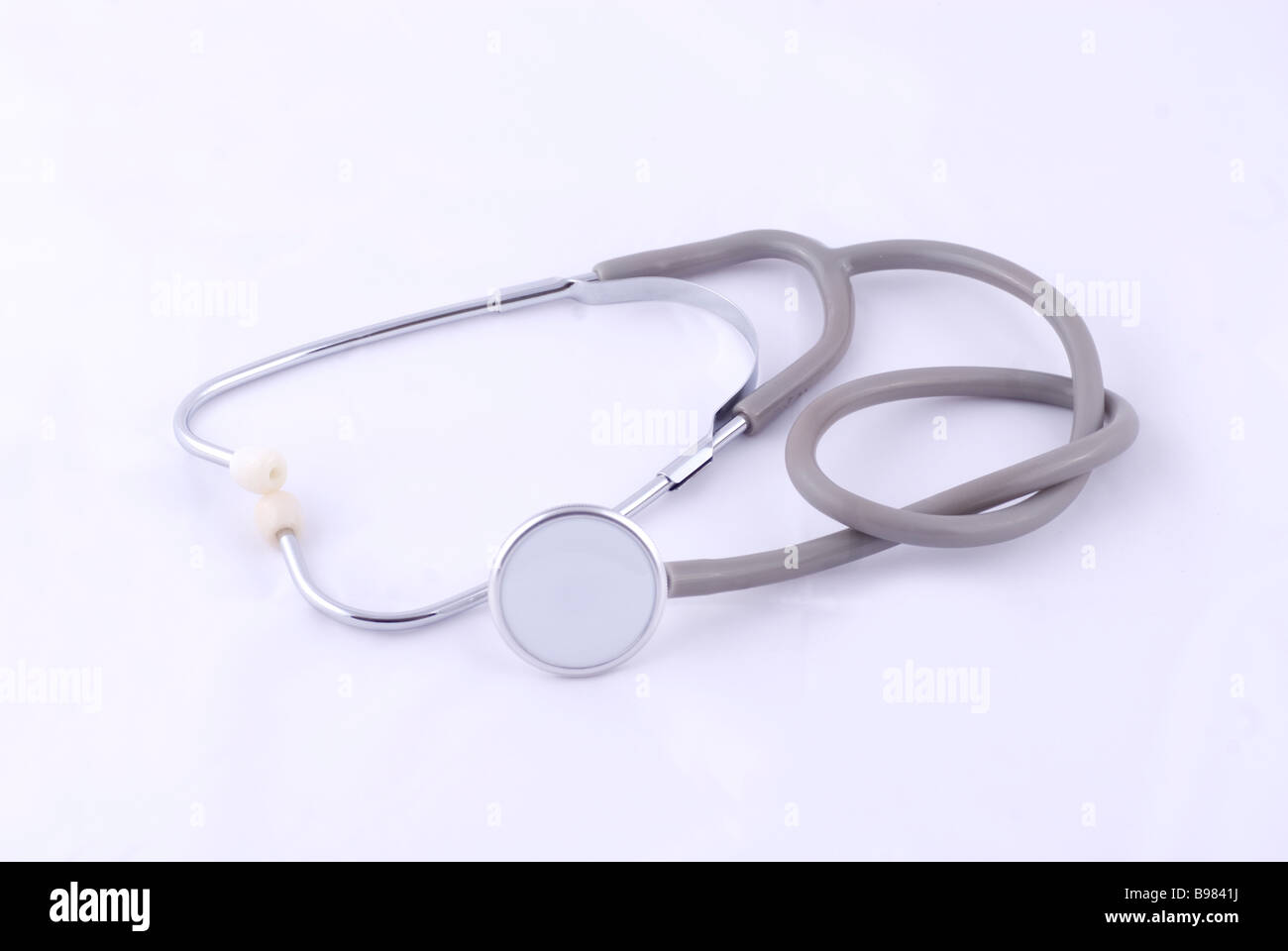 Nodo in uno stetoscopio intaglio su sfondo bianco Foto Stock