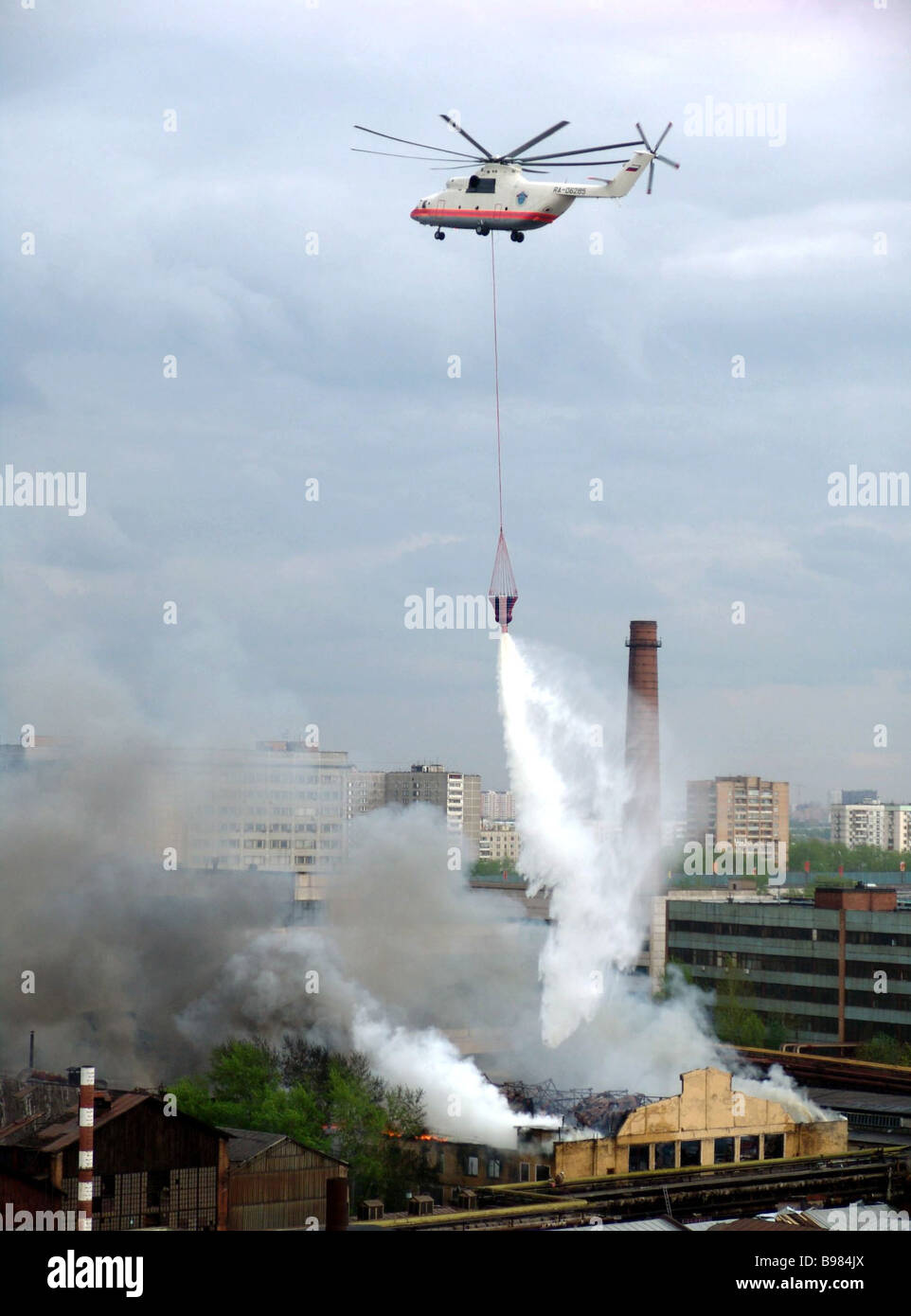 Mosca un incendio appiccato al Serp i Molot ferro e acciaio opere per la  diffusione di oltre 5 milioni di metri quadrati di un incendio Servizio  elicottero Foto stock - Alamy