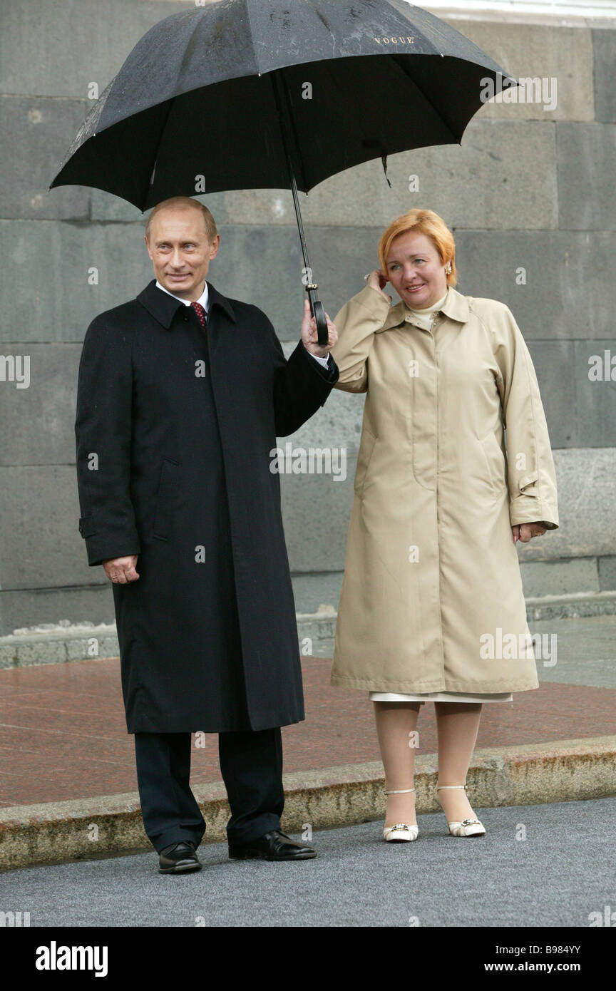 Sfidando le intemperie Russia s il Presidente Vladimir Putin e Ludmilla di  sua moglie condividendo un ombrello Foto stock - Alamy
